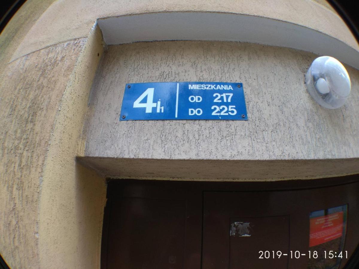 2120 Przyjazni 4 - Tanie Pokoje - Samodzielne Zameldowanie - Self Check In Posen Exterior foto